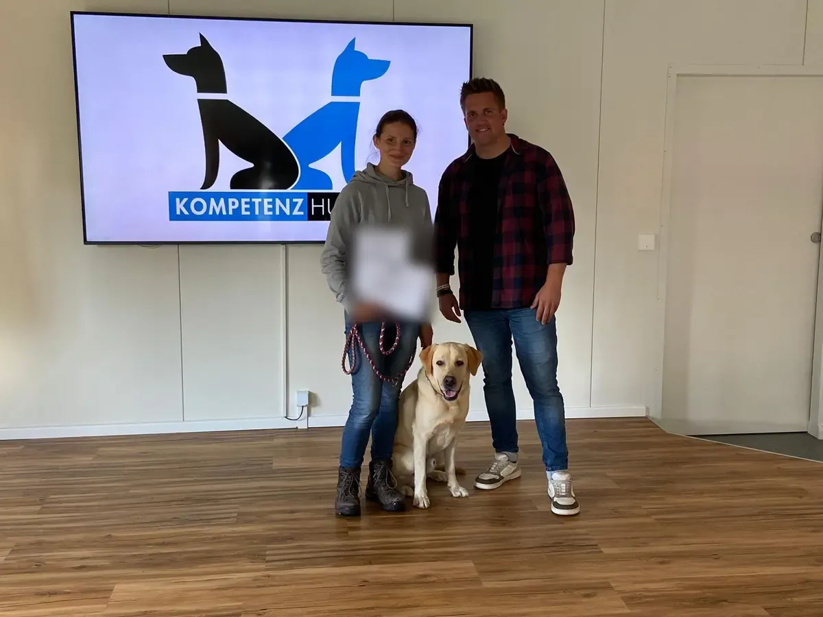 Severina P. mit ihrem Labrador Anton und Lars Spiering bei der Zertifikatsübergabe