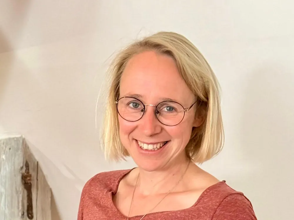 Porträt von Nadine, sie lächelt in die Kamera