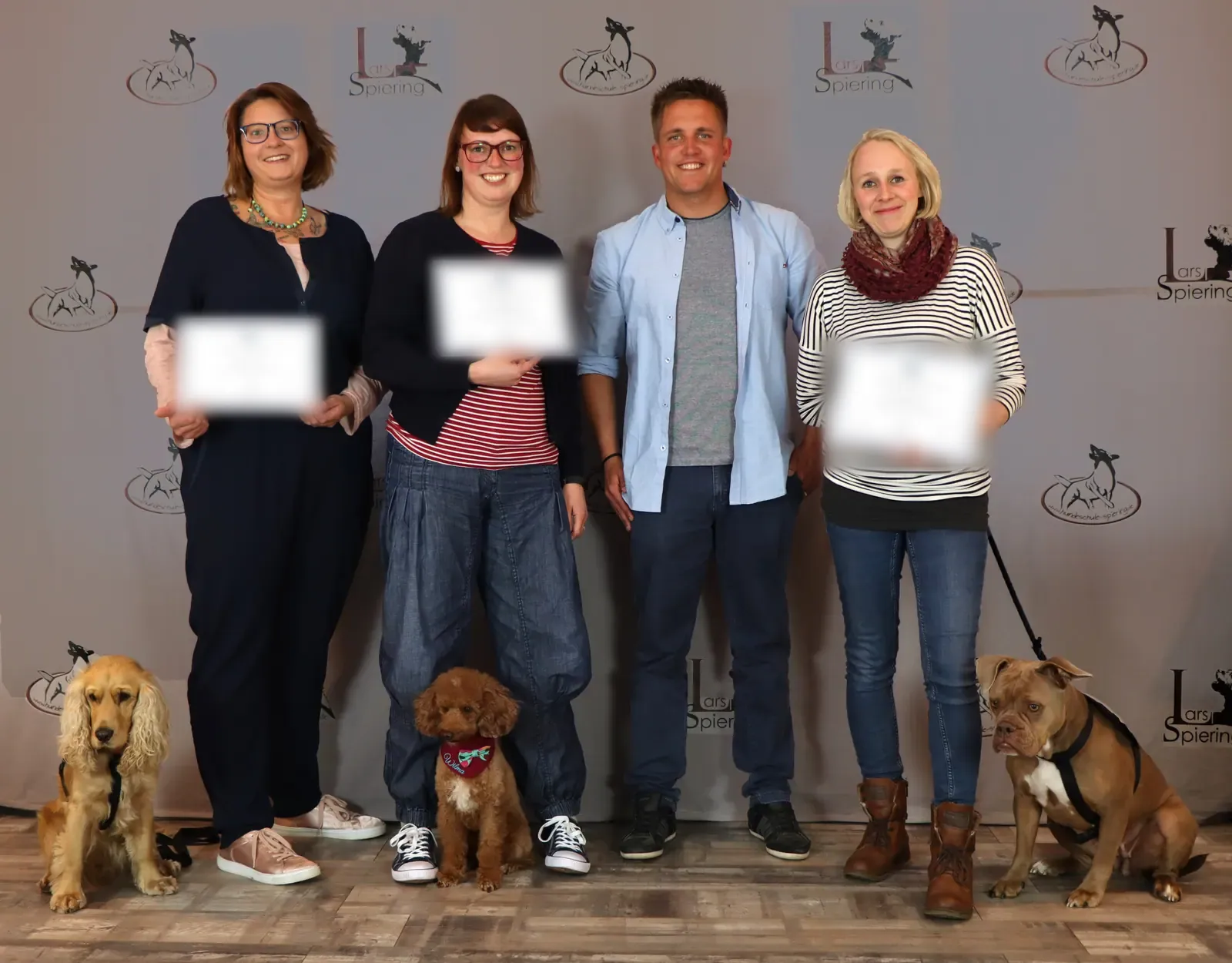 Absolventinnen mit ihren Hunden und Zertifikaten bei der Abschlussfeier mit Lars Spiering