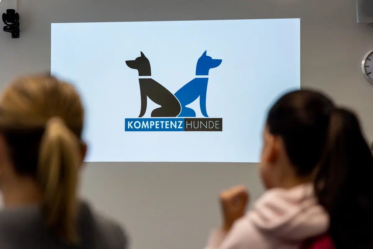 Präsentation mit dem Kompetenzhunde-Logo im Seminarraum